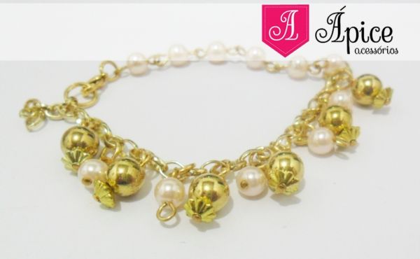 Pulseira de corrente dourada com contas de acrílico e pérola