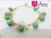 Pulseira de corrente dourada com contas de acrílico e pérola